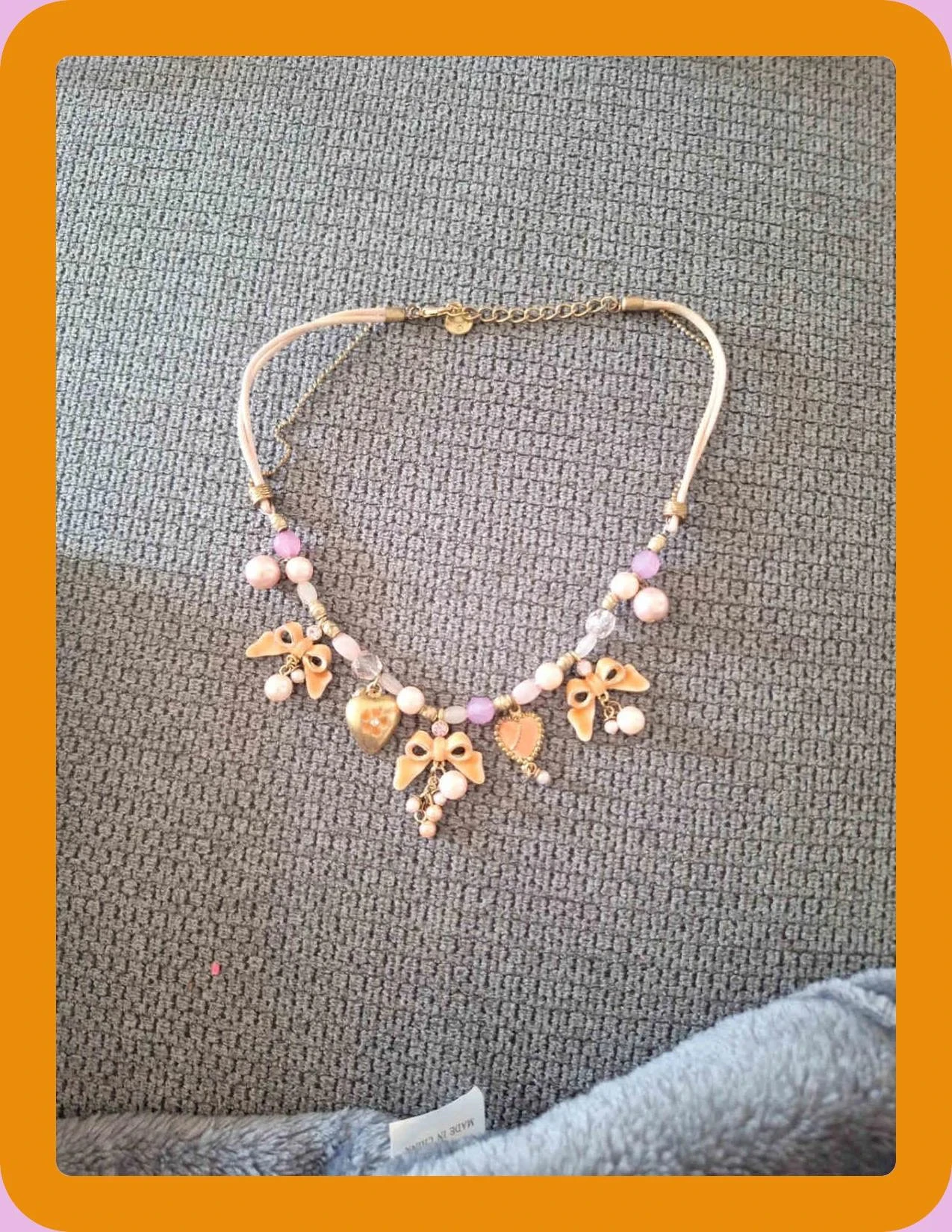 Collier Ikita Paris – Style Romantique / Coquette avec Breloques Noeuds et Cœurs